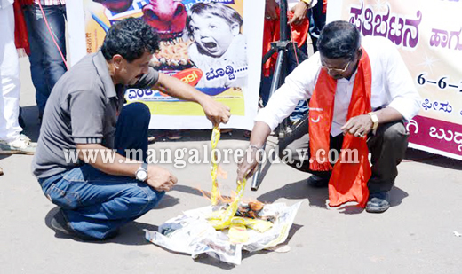Tulunada Rakshana Vedike stages protest; demands ban on Maggi 2